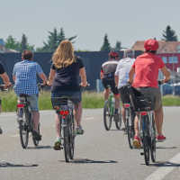 Fahrrad-an-Bank-gelehnt