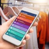 Person hält geöffnete netix App in der Hand im Modeladen