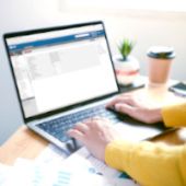 Person arbeitet am Rechner mit netix finance