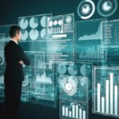 Mann steht vor einer digitalen Wand mit unterschiedlichen Analyse-Charts