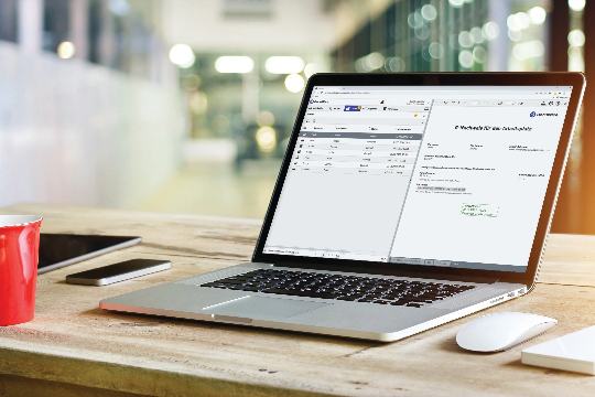 Laptop auf Schreibtisch zeigt digitalen G-Nachweis