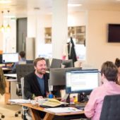 Menschen in einem Büro arbeiten mit der Warenwirtschaft netix retail