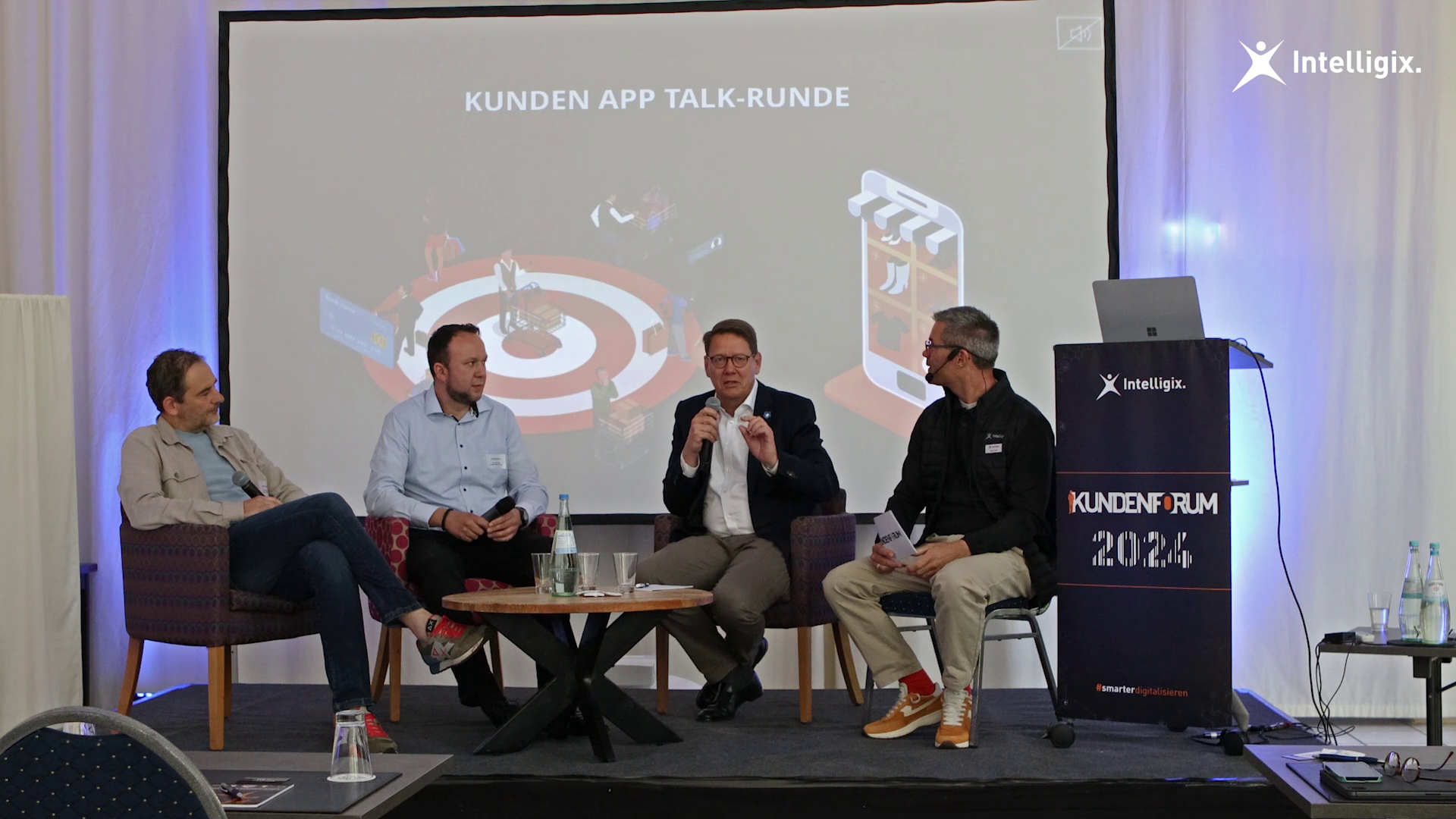 Kunden auf der Bühne beim Kunden-App Talk