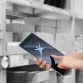 Person mit mobilem Gerät bei der Inventur