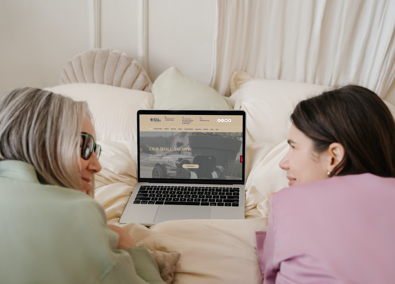 Menschen mit Laptop uns Website Roll Smart