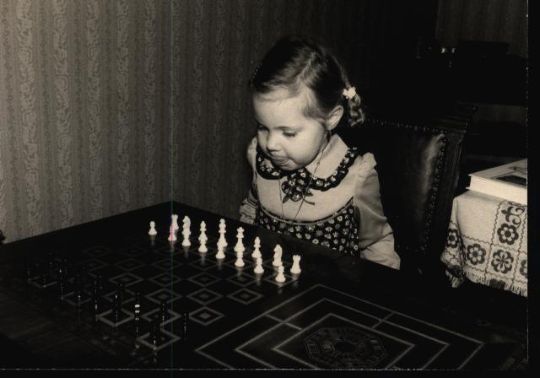 Steffi beim Schachspielen mit dem Opa