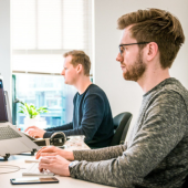 Digitale Datenbank auf einem Computerbildschirm, Person fügt Informationen hinzu, symbolisiert Aufnahme in den Talent Pool