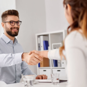 Kandidat und Interviewer führen ein erfolgreiches Vorstellungsgespräch in einem professionellen Büro