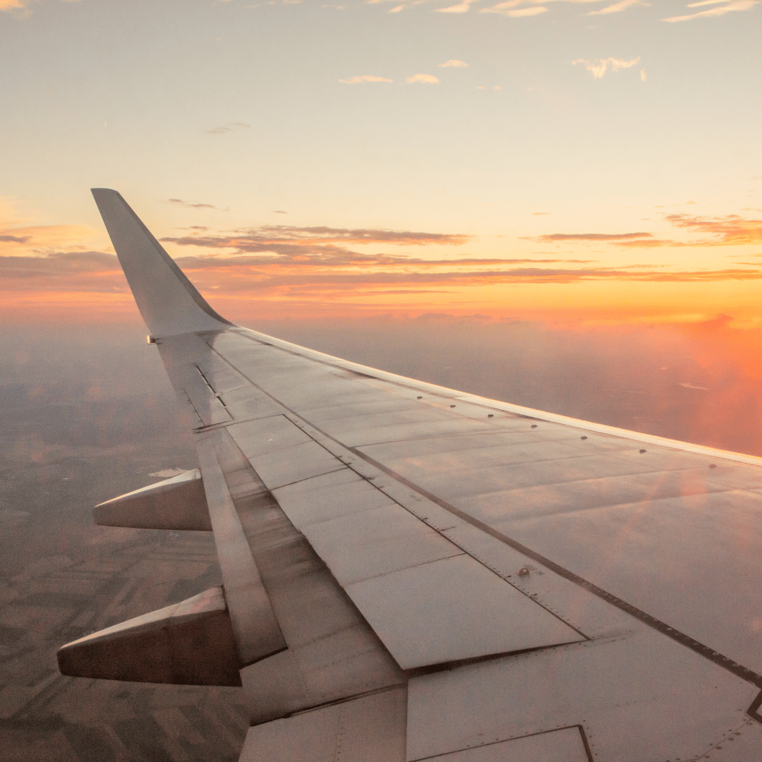 Flugzeug bei Sonnenuntergang