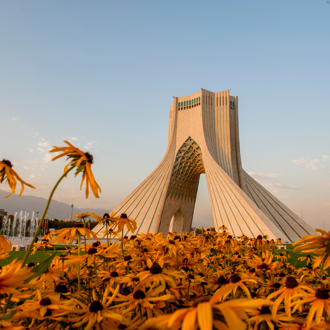 Tehran Tower bei Sonnenuntergang