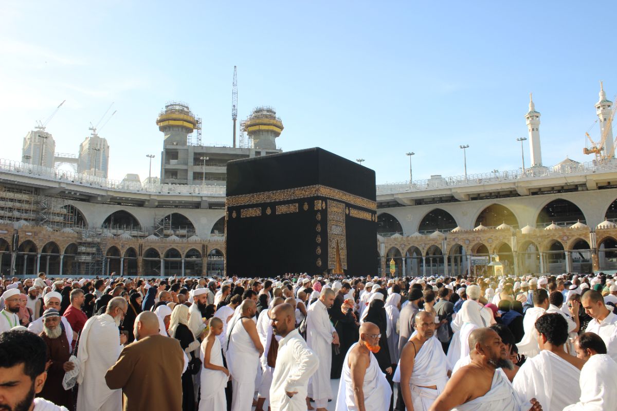 Pilger an der Kaaba in Mekka