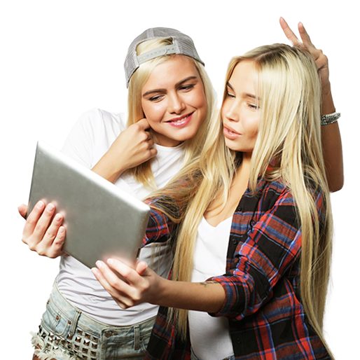 Zwei junge Frauen schauen gemeinsam auf ein Tablet – repräsentiert die Bedeutung einer professionellen Website für den digitalen Erfolg.