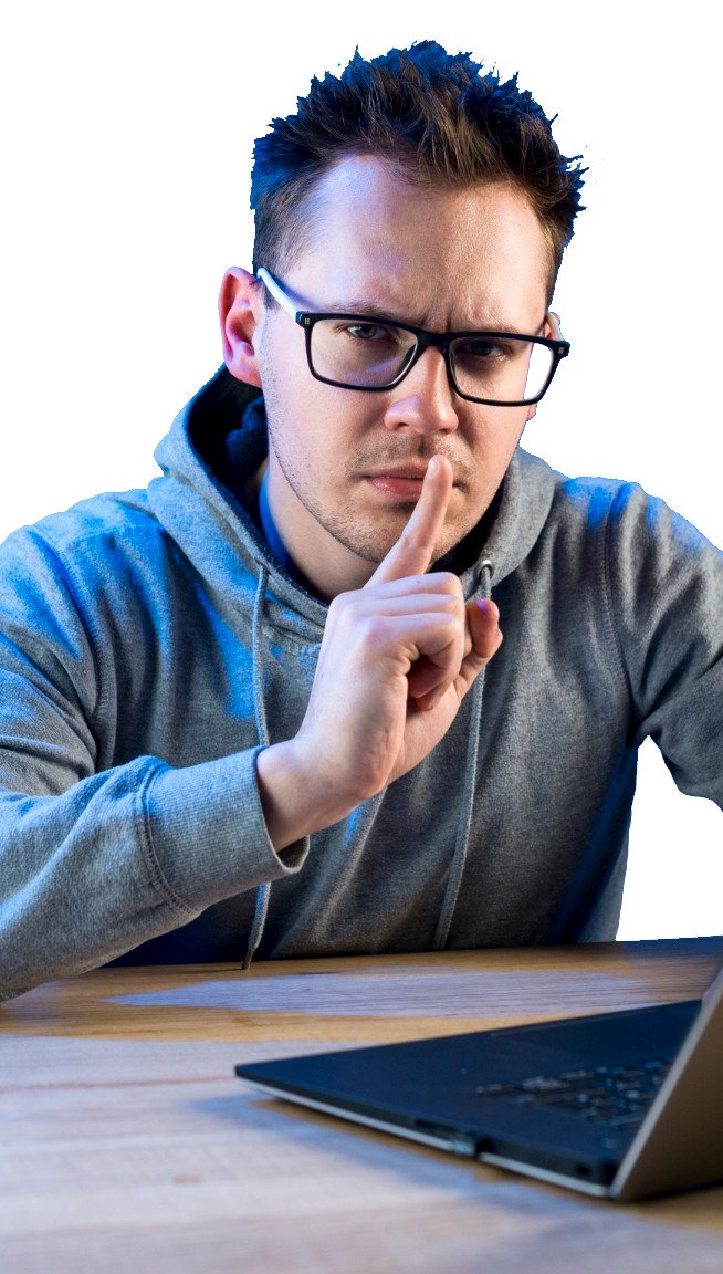  Ein Mann mit Brille und Hoodie sitzt nachdenklich vor einem Laptop und hält einen Finger vor den Mund, als wolle er eine geheime Strategie verraten.