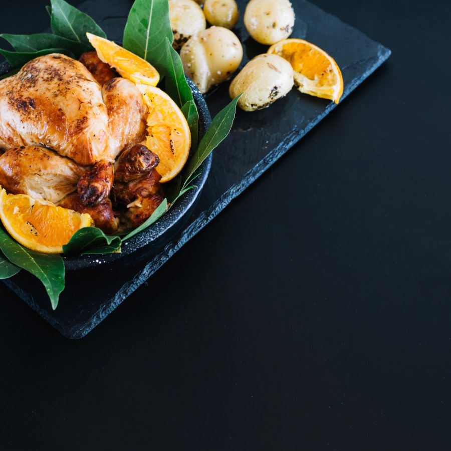 Hochwertige Nahaufnahme eines kunstvoll angerichteten Gourmetgerichts.