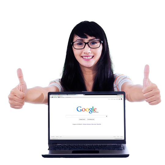 Frau mit Brille hält einen Laptop mit der Google-Suchseite und zeigt Daumen hoch – steht für effektives SEO zur besseren Auffindbarkeit in Suchmaschinen.