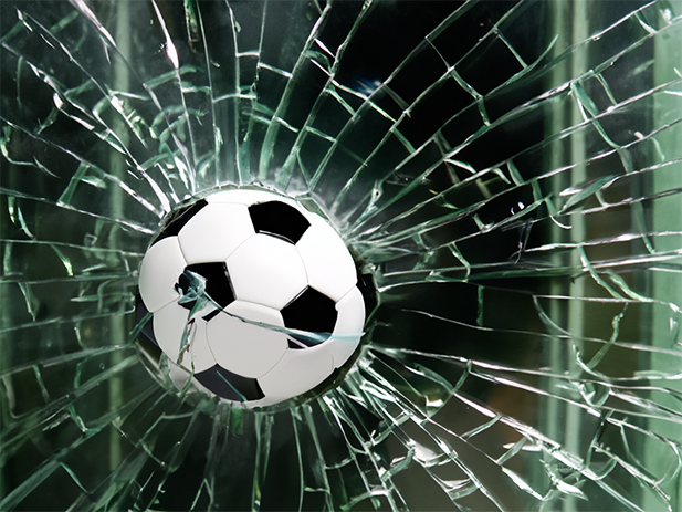 Fußball zerschlägt Scheibe. Welche Versicherung deckt das ab?
