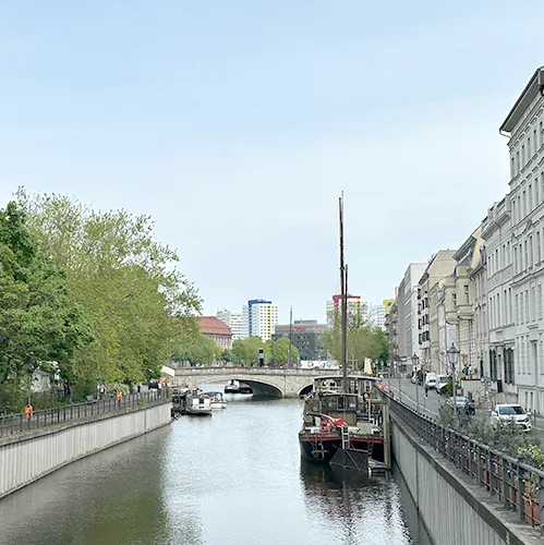 Eigentumswohnungen in Berlin direkt an der Spree. Hausboote haben dort angelegt, man blickt auf ruhige kleine Straßen und ist doch mitten in der Stadt. 