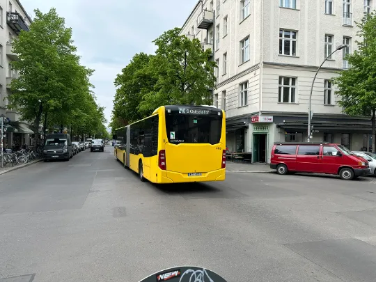 Ein Bus fährt durch die Wohngegend Friedrichshain. Ein beliebter Kiez bei Immobilienkäufern.