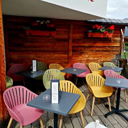Genießen Sie Weine und köstliche Spezialitäten auf unserer Terrasse.