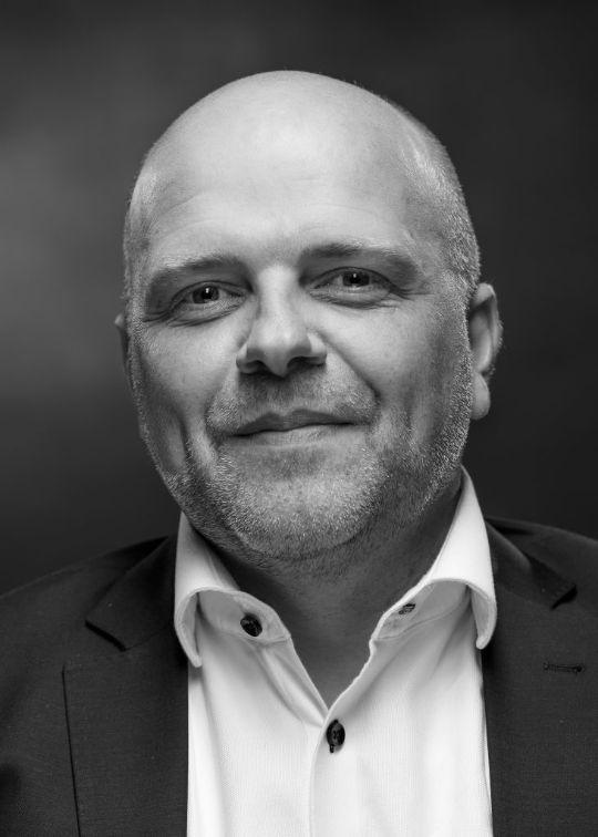 Frank Müller – IT-Experte und Reiseleiter für unternehmerische Inspiration. Mit langjähriger Erfahrung in IT-Security, Infrastruktur und Anwendungsentwicklung bei AXSOS. Fokus auf Innovation, Zusammenarbeit und nachhaltige Lösungen.
