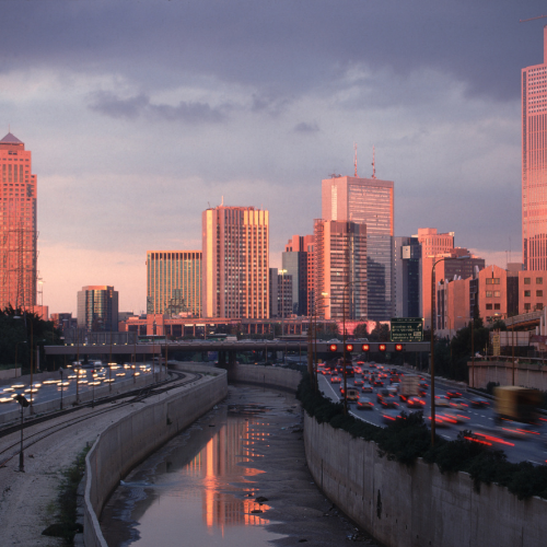 Skyline von Ramat Gan bei Sonnenuntergang – Innovationsreise und Delegationsreise mit ABC Personal GmbH, inspiriert von Jörg Knoblauch. Besuch bei Inspekto und Cynet zur digitalen Qualitätssicherung und Cybersecurity.