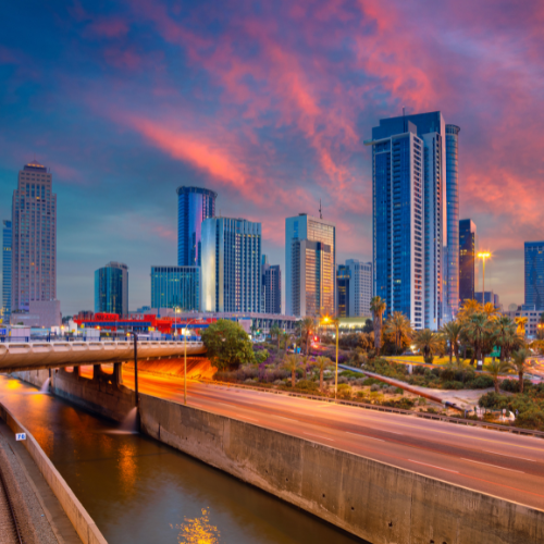Tel Aviv bei Sonnenuntergang – Teil der Innovationsreise mit ABC Personal GmbH. Delegationsreise zu Cybersecurity-Pionieren wie XM Cyber und Microsoft R&D Center, mit Einblicken in KI und autonomen Plattformen.