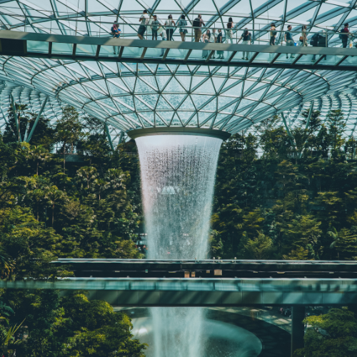 Jewel Changi Airport mit Wasserfall – Abschluss der Delegationsreise und Innovationsreise mit ABC Personal GmbH, inspiriert von Jörg Knoblauch. Zukunft der Mobilität, architektonische Highlights und gemeinsames Abschieds-Dinner vor der Heimreise.