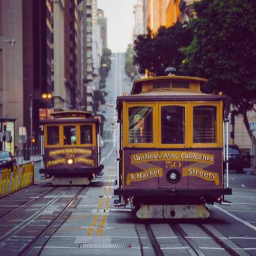 San Francisco Cable Cars bei Sonnenuntergang – Auftakt zur Unternehmerreise mit ABC Personal GmbH, inspiriert von Jörg Knoblauch. Start in die Innovationsreise mit KI-Pitch, Sunset Cruise & Networking-Dinner am Pier 39