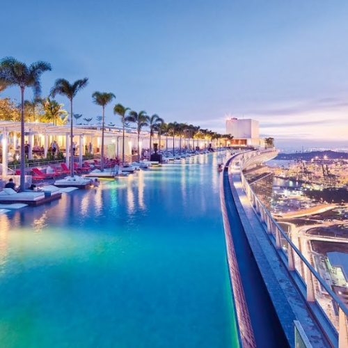 Moderne Skyline von Singapur – Abschluss der Delegationsreise mit ABC Personal GmbH. Öko-Tourismus, Biotech-Innovationen und moderne Arbeitskonzepte im Co-Working-Space, gefolgt von einem exklusiven Dinner mit Skyline-Blick.