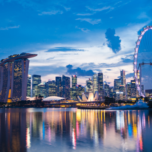 Singapur Skyline bei Nacht – Auftakt der Delegationsreise und Innovationsreise mit ABC Personal GmbH, inspiriert von Jörg Knoblauch. Ankunft im Wirtschaftszentrum Asiens und erste Erkundungen der Marina Bay.