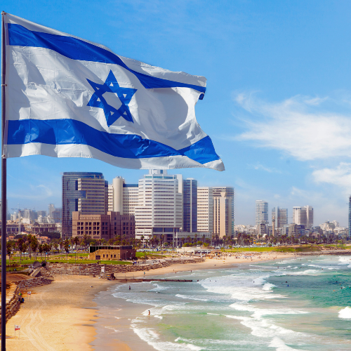 Tel Aviv Skyline mit israelischer Flagge – Start der Delegationsreise mit ABC Personal GmbH, inspiriert von Jörg Knoblauch. Die Unternehmerreise beginnt im Herods Herzliya mit Networking und erstem Austausch über Innovationen.