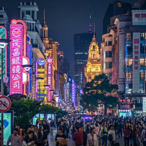 Shanghai bei Nacht – Delegationsreise mit ABC Personal GmbH. Austausch mit Unternehmern im German Centre Shanghai und Einblicke in Künstliche Intelligenz, Geschäftsstrategien und den chinesischen Markt.