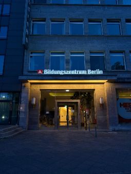 Reparatur von Schildern, Aktualisierung von Schildern, Schild für Abendmodegeschäft, Montage von Schildern, Außenwerbung, Fassadenschilder aktualisieren.