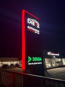 Schild für Schönheitssalon, 3D-Buchstaben, Montage von Schildern, stilvolle Fassadenschilder, Distanzhalter, Herstellung von Außenwerbung.