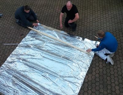 3 Männer bei der bemessen von Daemfolie