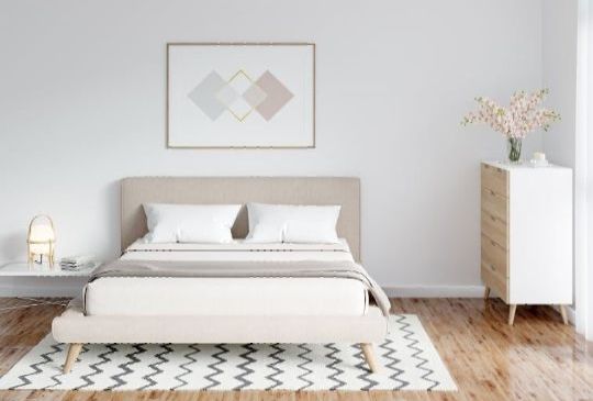 Schlafzimmer mit Bett und Sideboard