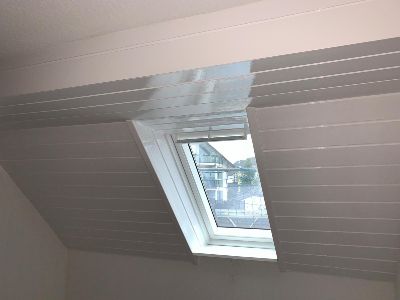 Ein Ausgebautes Dachgeschoss mit Panelen an der Wand