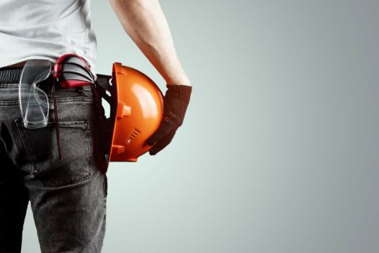 Ein Handwerker mit einem Helm