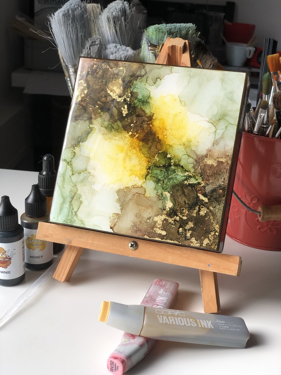 Tintenmalerei-Bild in GrÜn, Gelb und Gold im Atelier