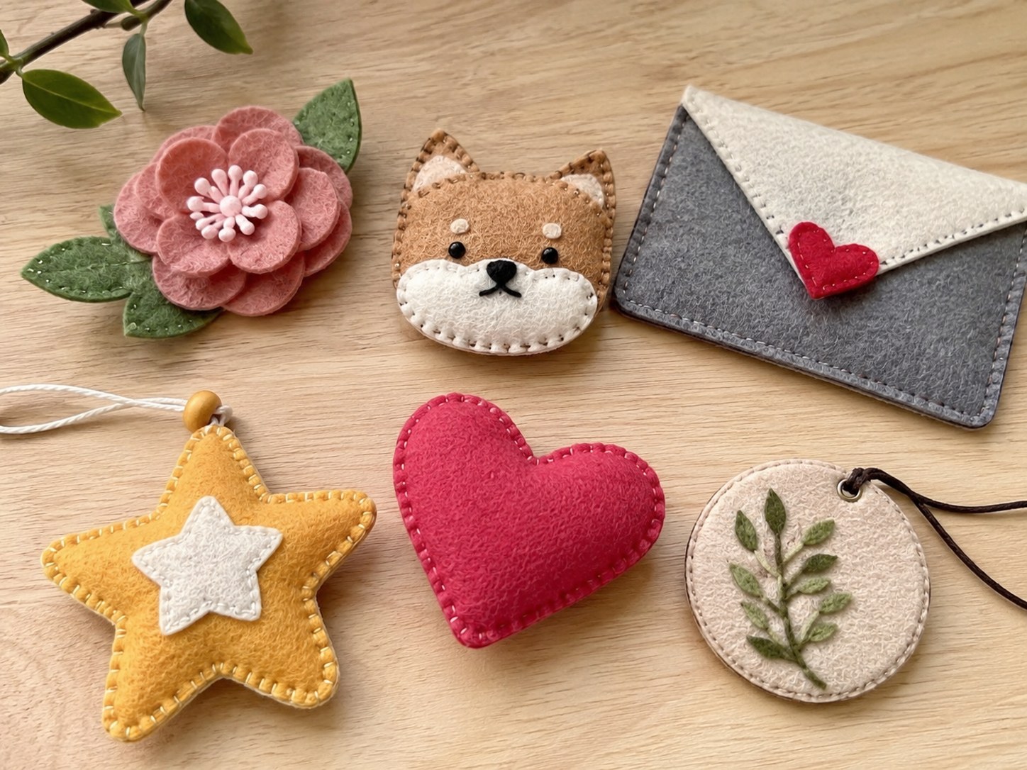 Kleine DIY-Projekte aus koreanischem Filz: Anhanger, Blume, Herz und Applikationen