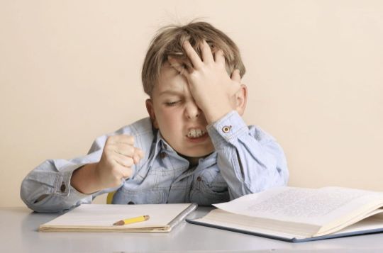 Schüler der Grundschule verzweifelt wegen Lernschwäche beim Lernen und benötigt eine Diagnostik