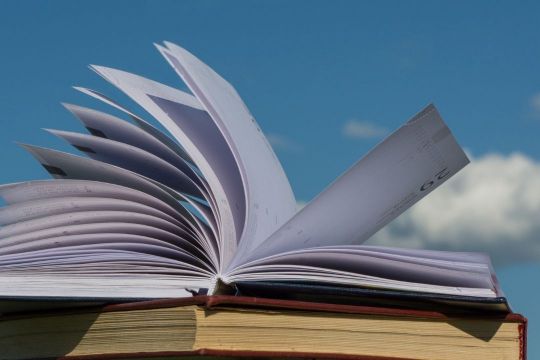Buchseiten im Wind