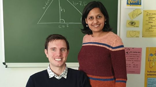 Die Lernforum-Geschäftsleitung Neha Maheshwari und Sven Brandelik posieren in einem Nachhilfe-Klassenzimmer