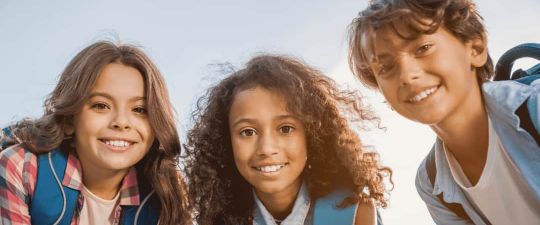 Drei Schüler der Mittelstufe grüßen nach dem Ferien-Intensivkurs des Lernforums in die Kamera