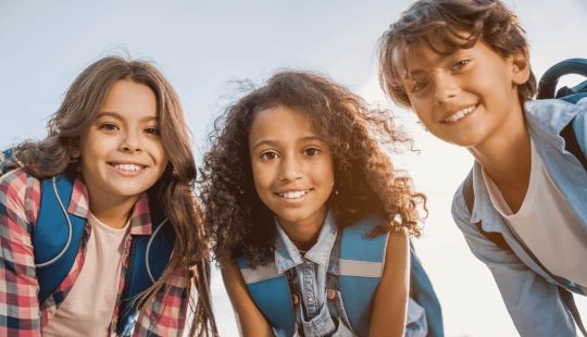 Drei Schüler der Mittelstufe grüßen nach dem Ferien-Intensivkurs des Lernforums in die Kamera
