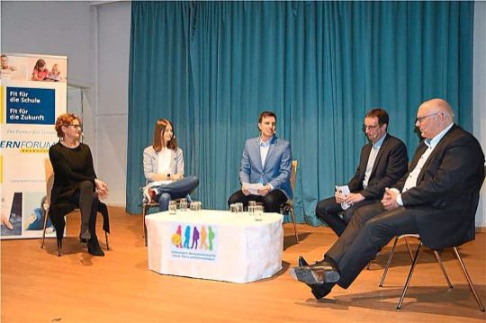 Teilnehmer der Podiumsdiskussion "Generation Z" in Balingen mit Rektor der Realschule und dem Oberbürgermeister