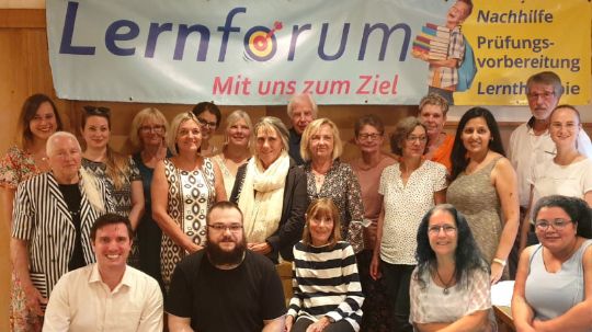 Nachhilfe-Lehrkräfte und Lerntherapeuten des Lernforums bei einer Schuljahresfeier