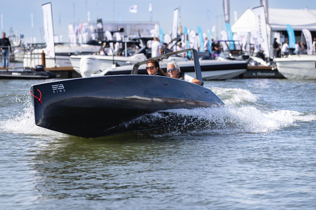 EB EINS Sichtcarbon Seite 