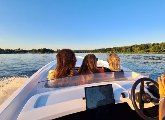 Karbonboot mit bequemem Platz für 4+ Personen