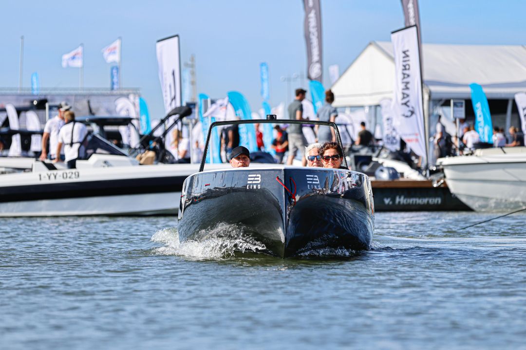 Sichtkarbon Elektroboot vorne